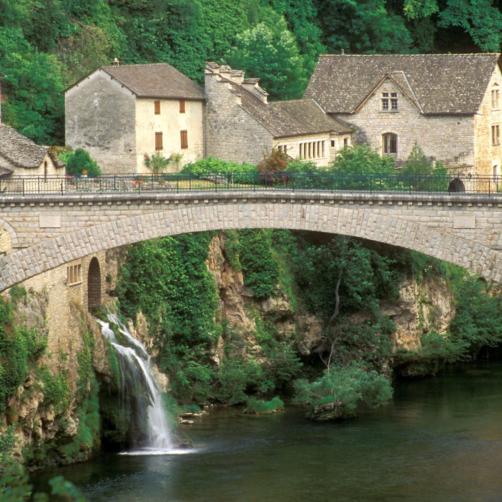 Каменный мост через реку