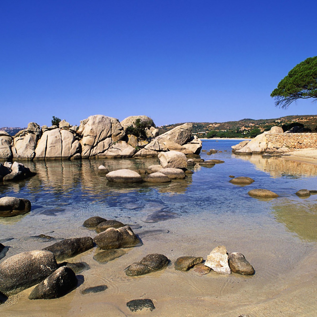 Каменистый берег Франции