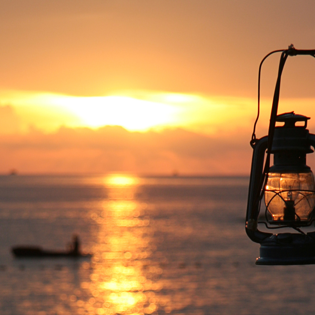 Фонарь на берегу моря