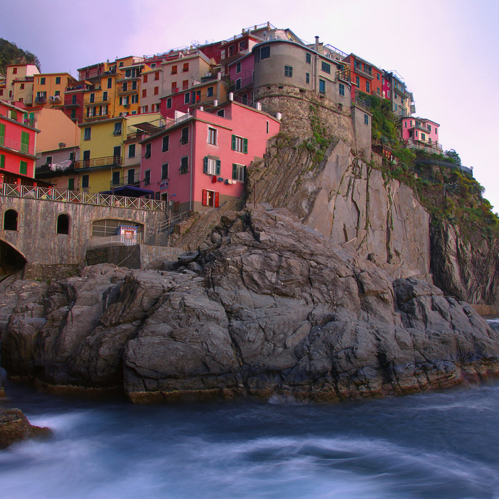 Разноцветные дома на скалах