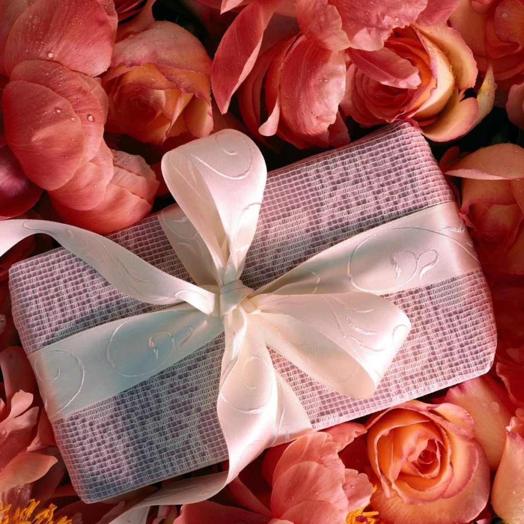 Подарок среди цветов