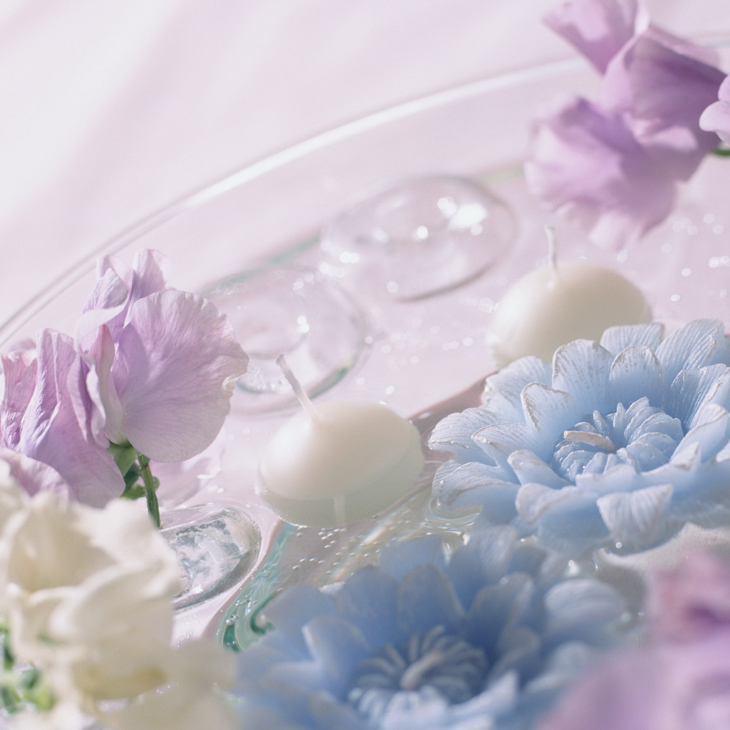 Композиция из цветов и свечей