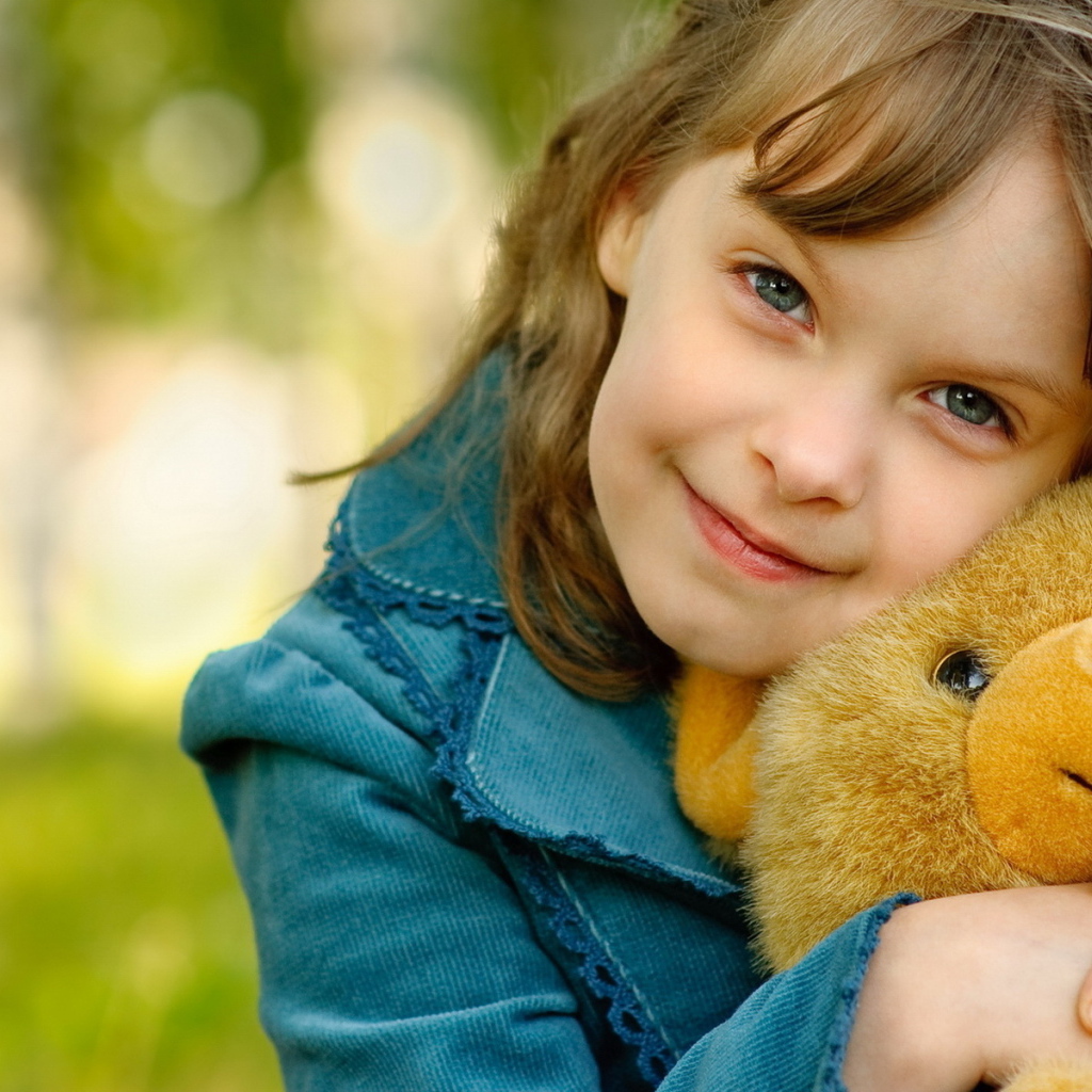 Девочка с мишкой