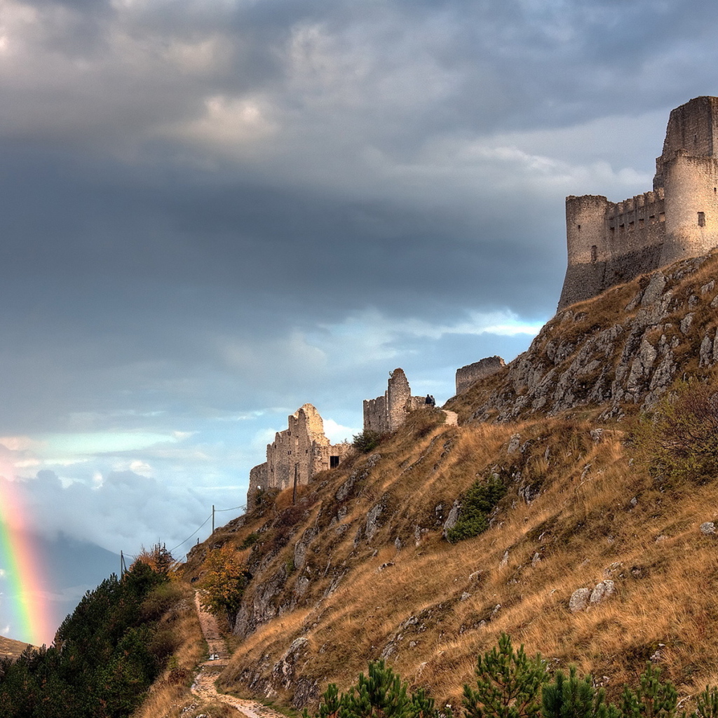 Развалины на холме