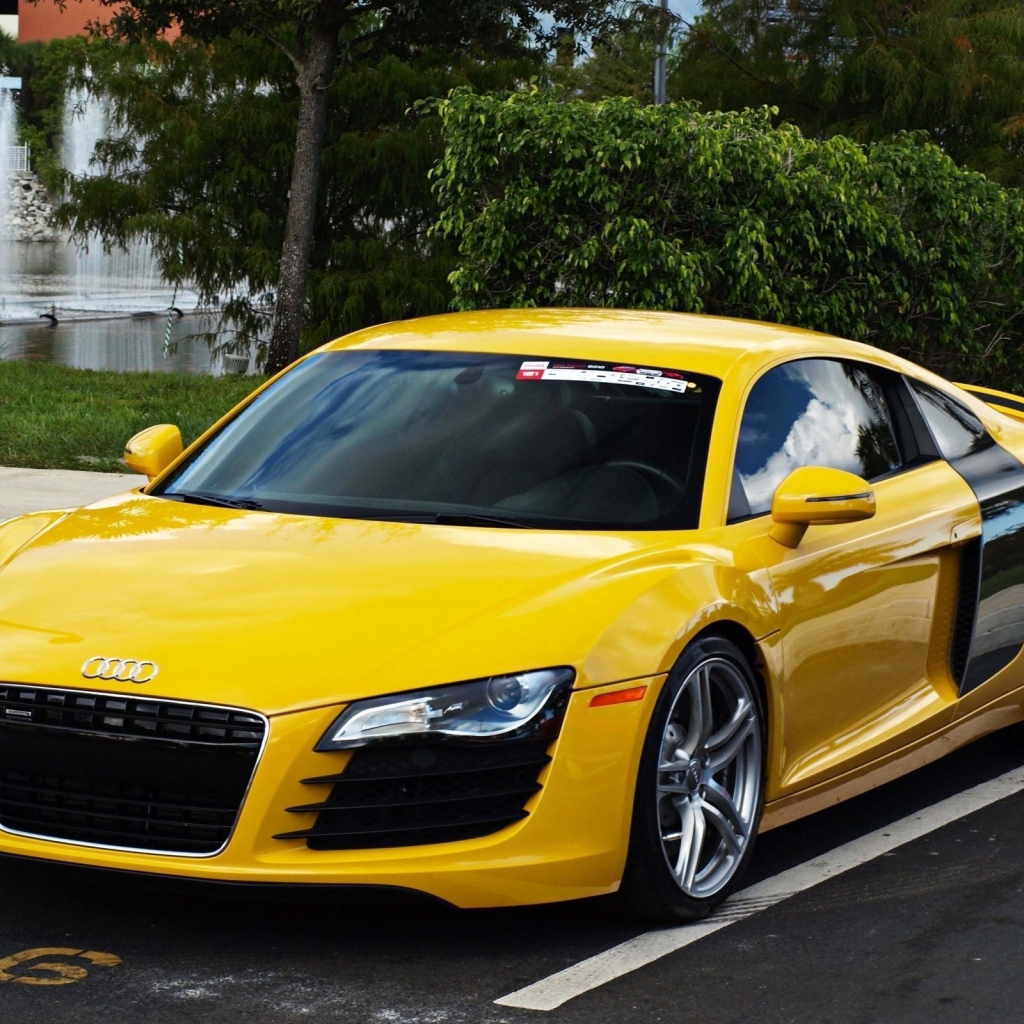 Желтый Audi R8