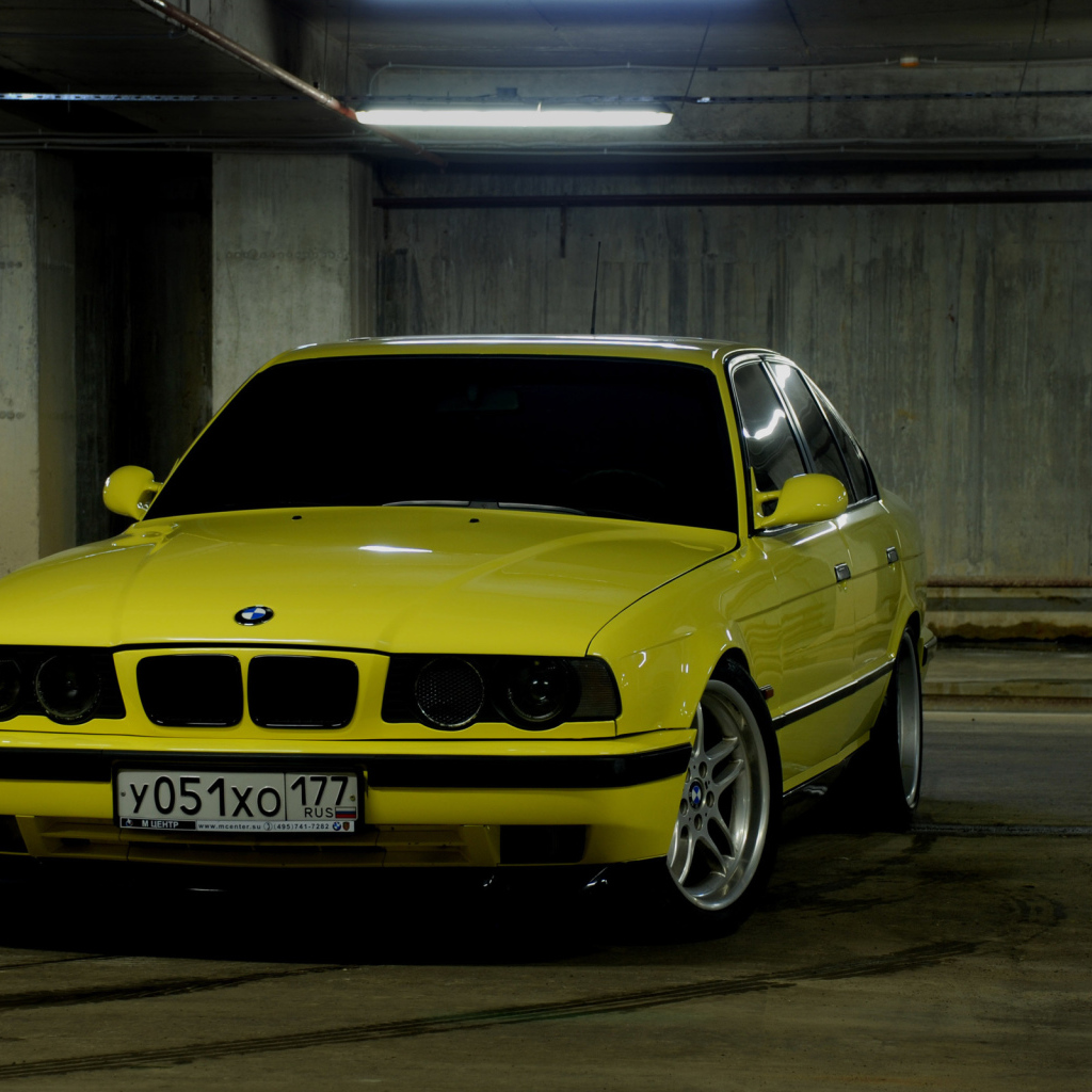 BMW M5 на стоянке