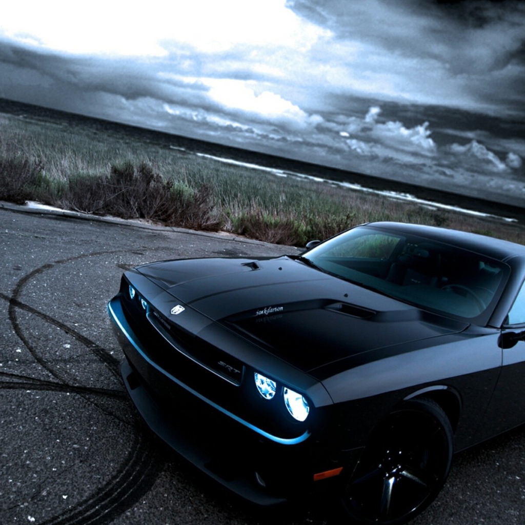  Черный Dodge Challenger