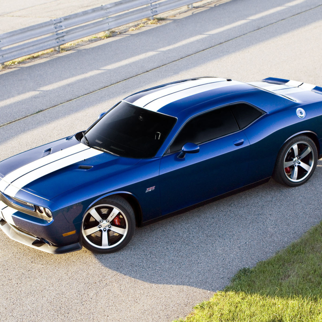 Dodge Challenger синий