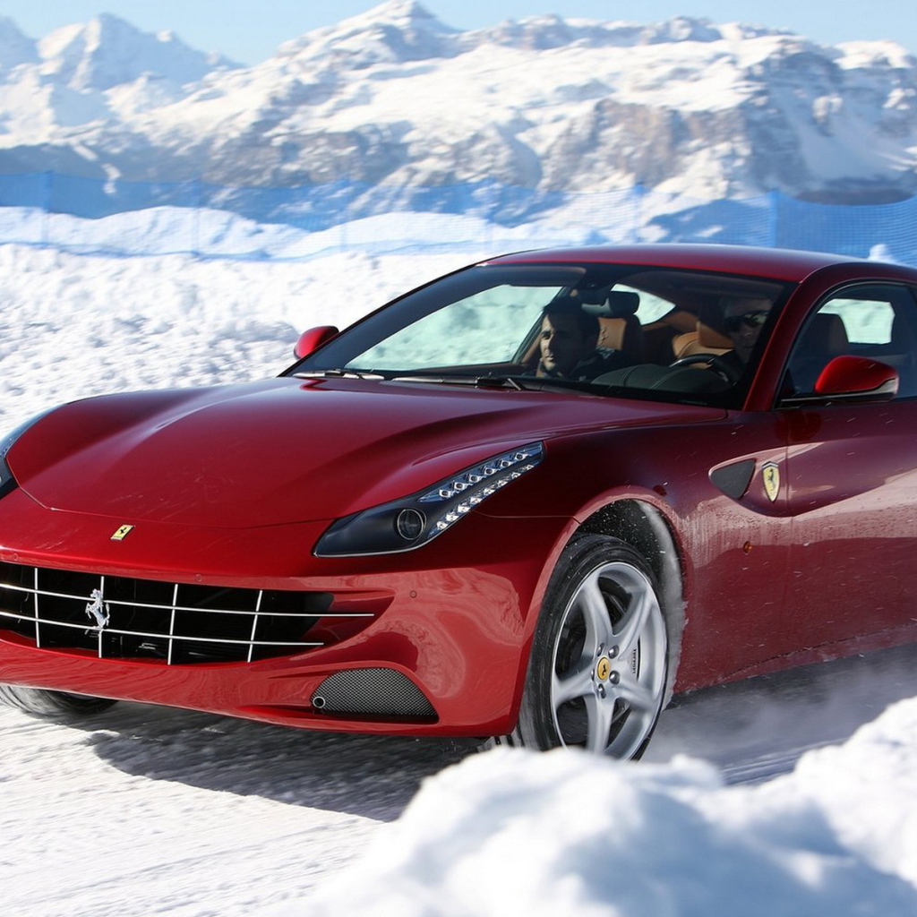 красный Ferrari-FF