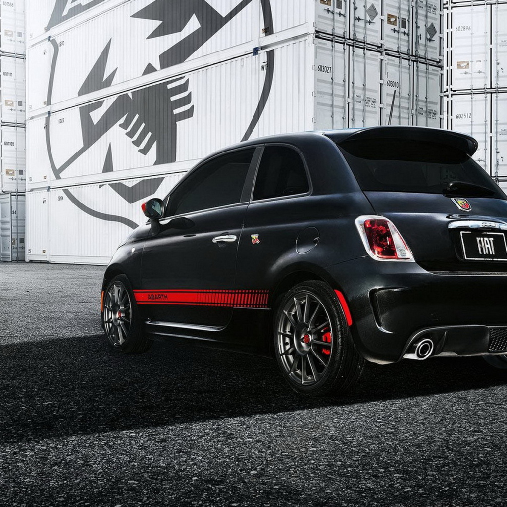 Черный Fiat-500 Abarth