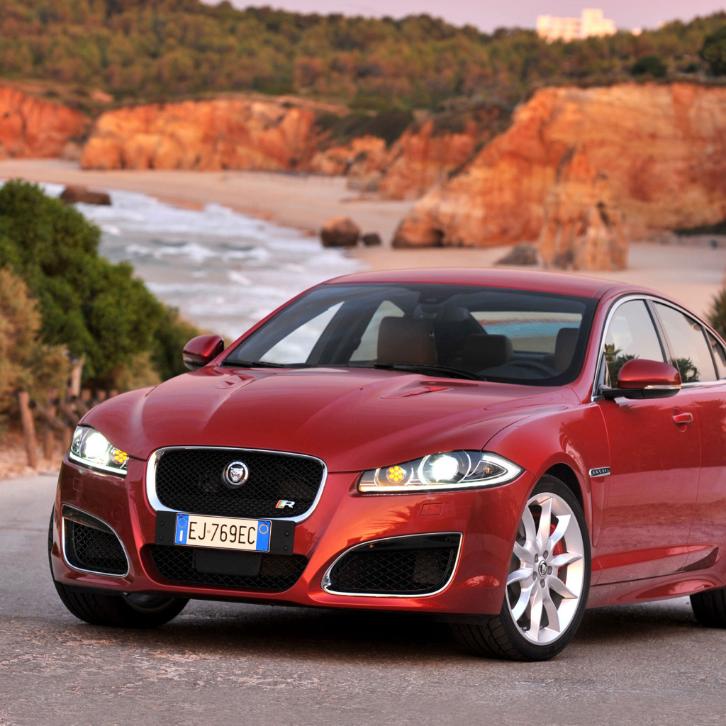 Jaguar m. Ягуар XF красный. Фольксваген Ягуар. Ягуар машина седан. Красный Ягуар машина.