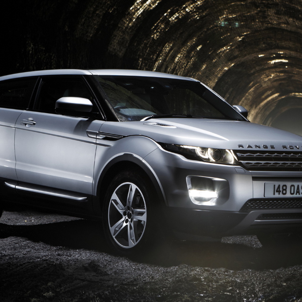 Range Rover Evoque в тоннеле