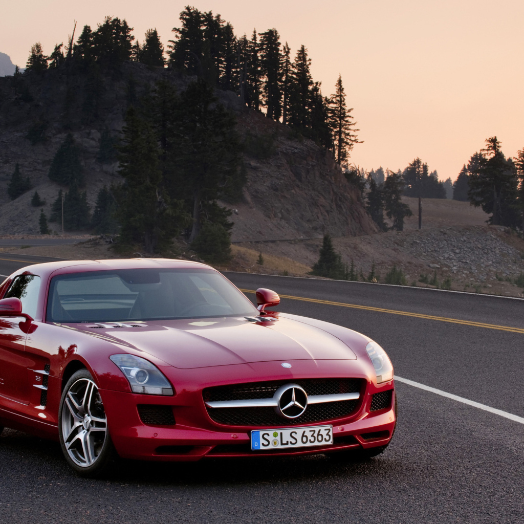 красный Mercedes Benz SLS AMG