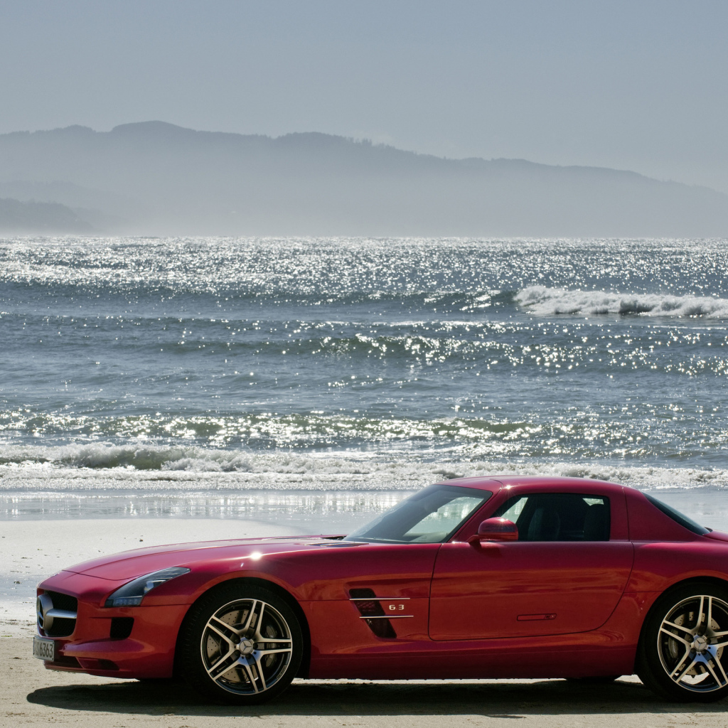 Красный Мерседес на берегу моря