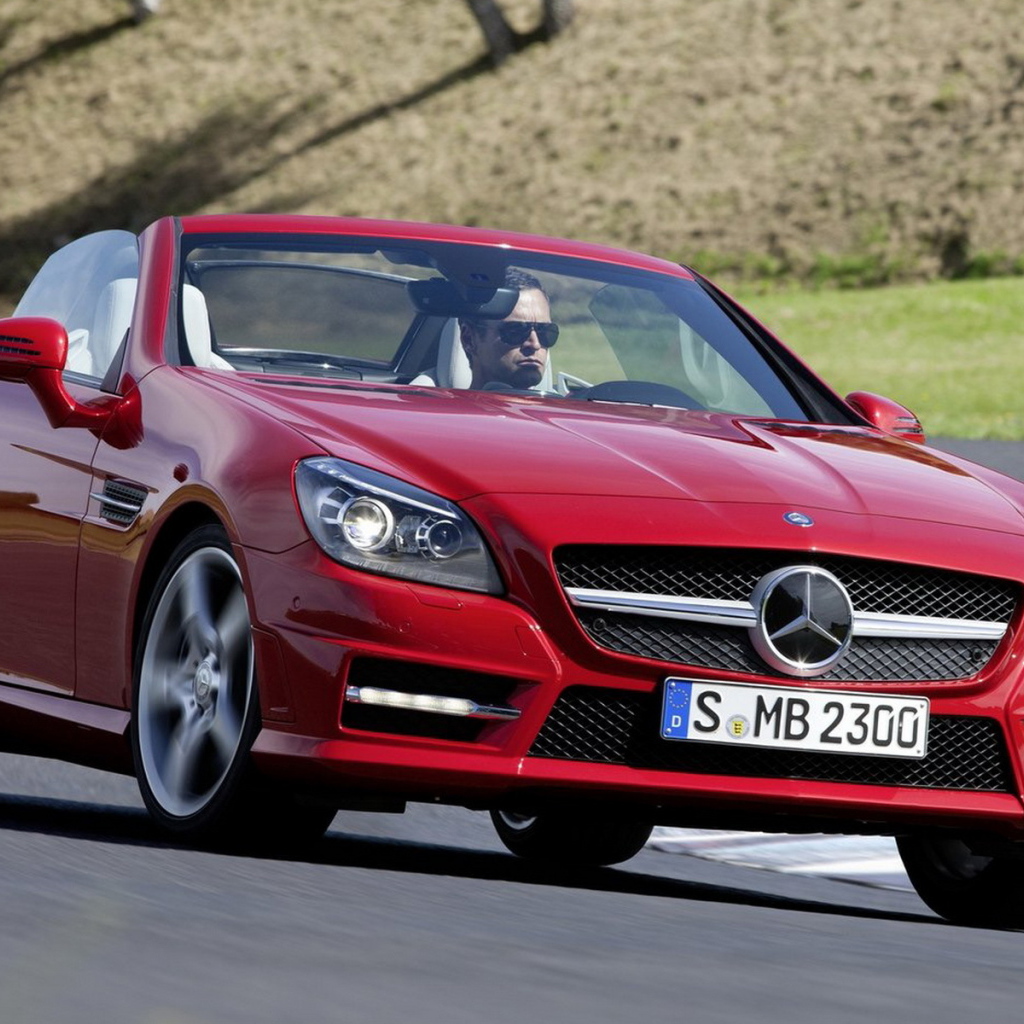 красный Mercedes-Benz