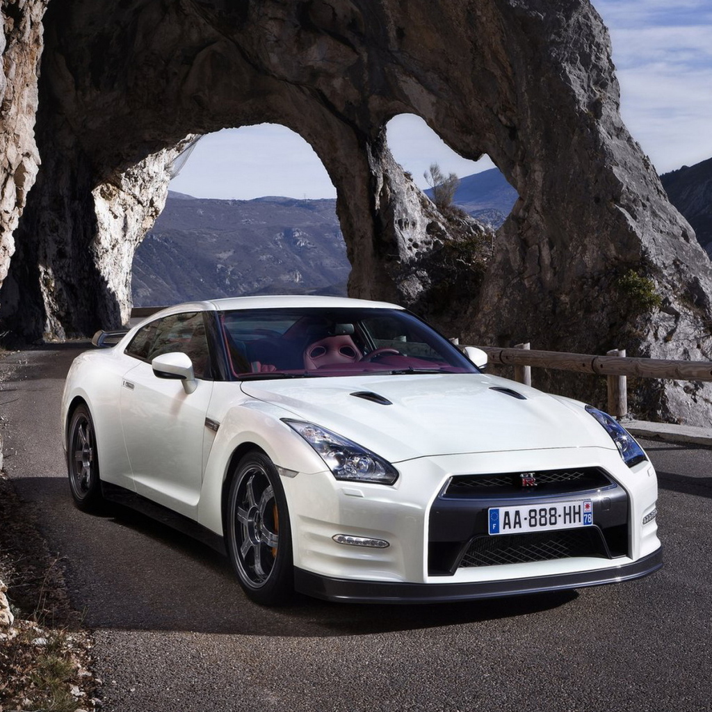 белый Nissan-GT-R