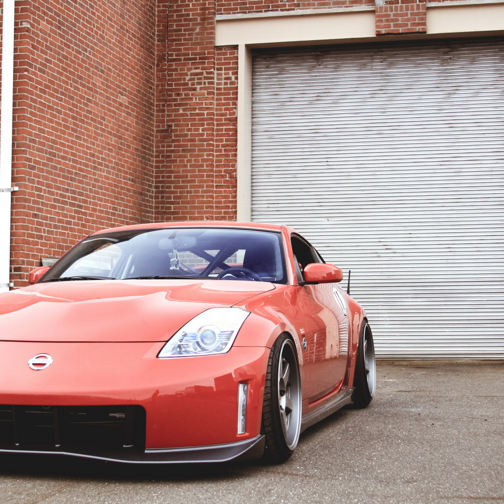 Красный Nissan 350Z