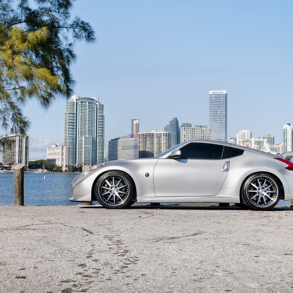 спортивный Nissan 370z