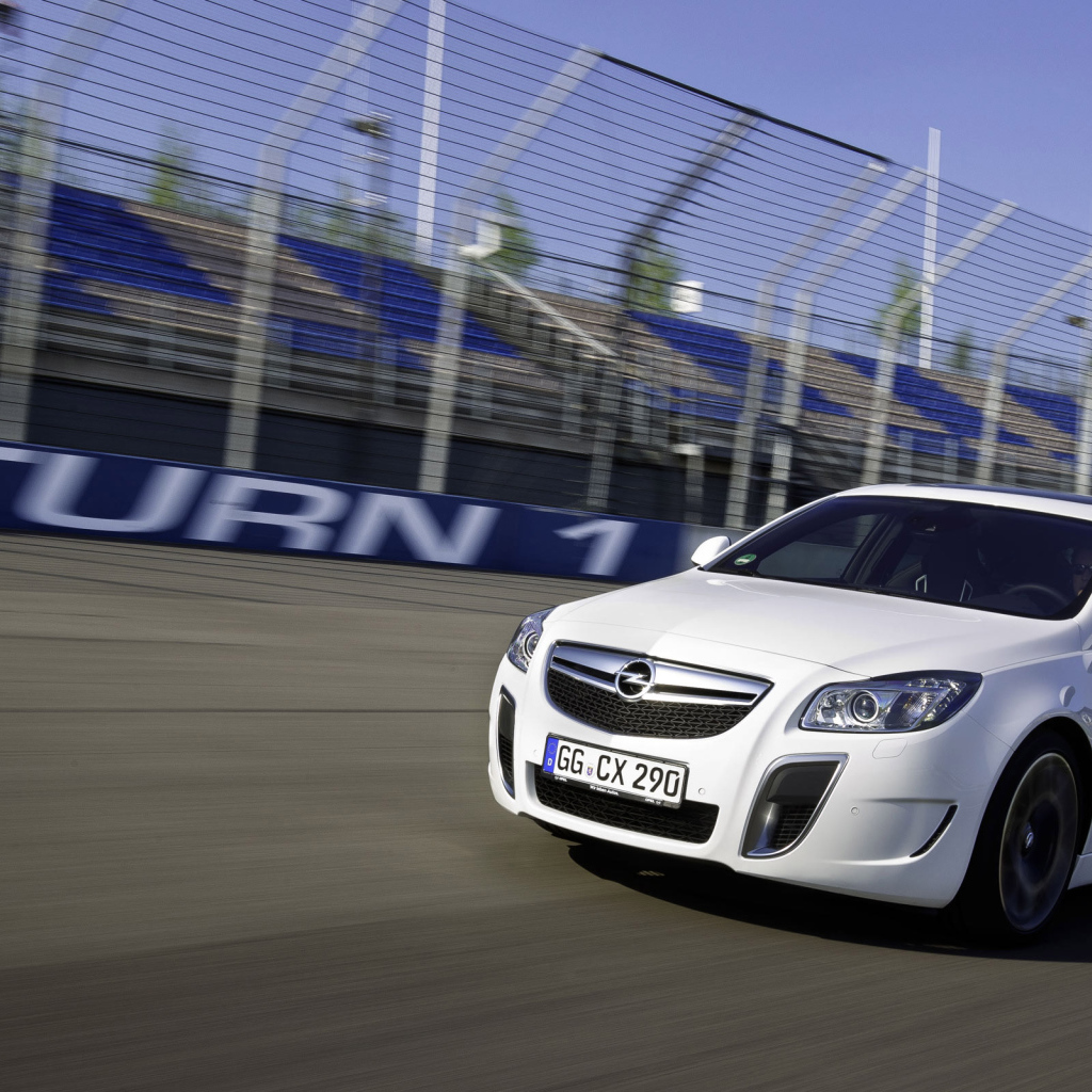 Opel Insignia на треке