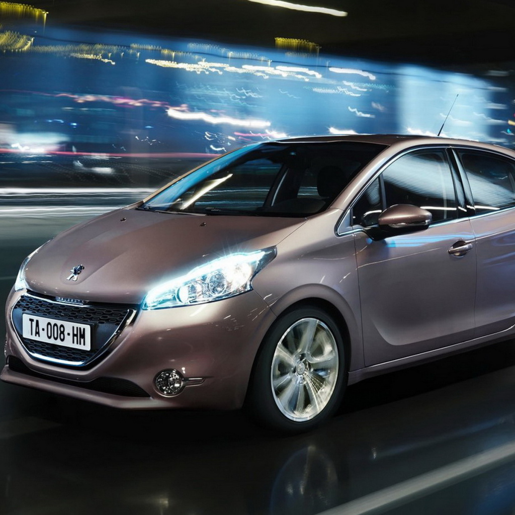 Peugeot 208 в движении