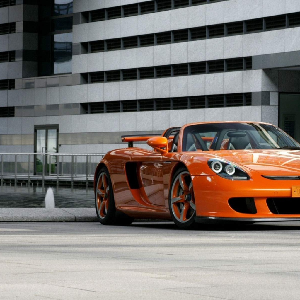 Porsche оранжевого цвета