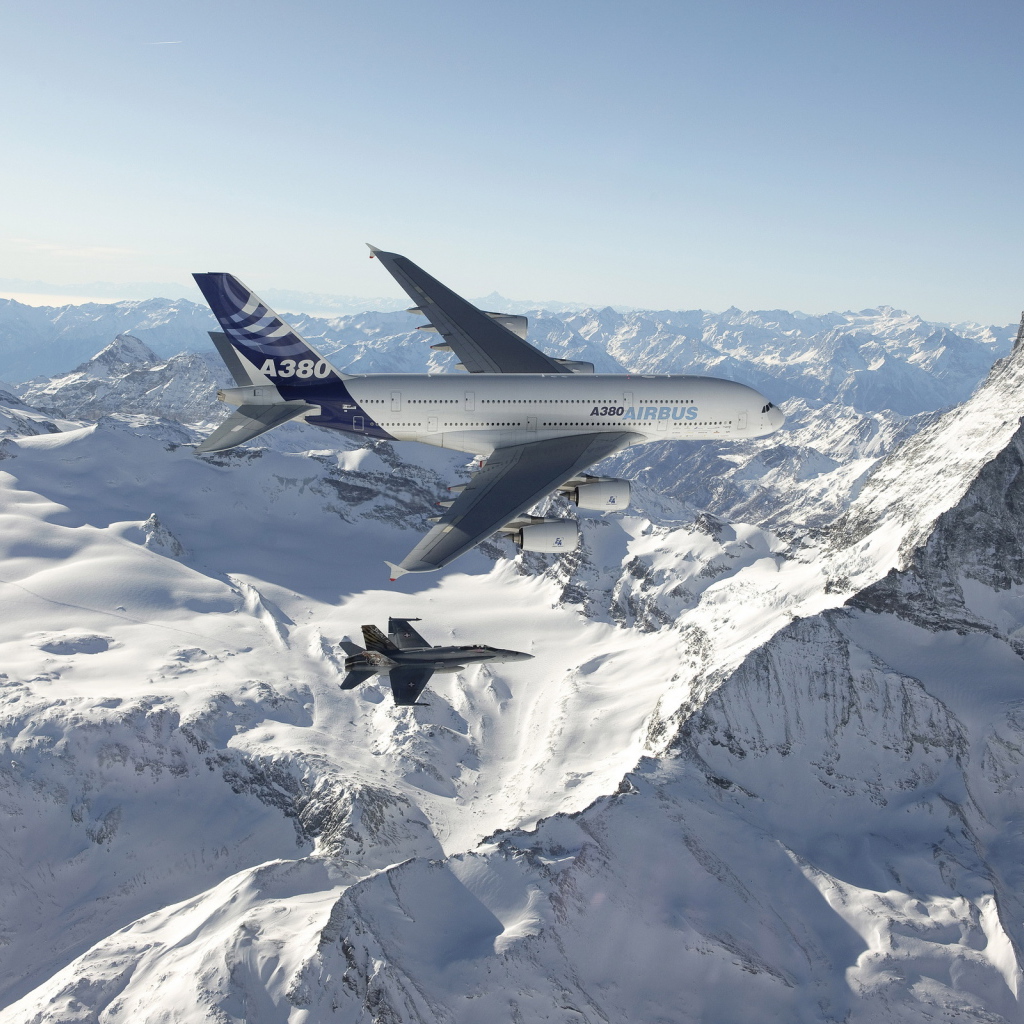 Airbus A380 и истребитель