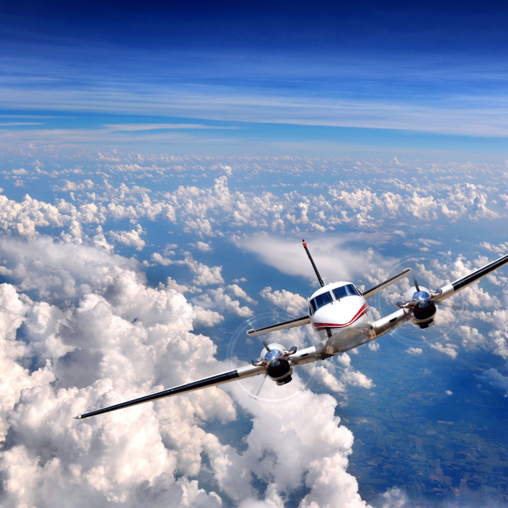 Самолет среди облаков