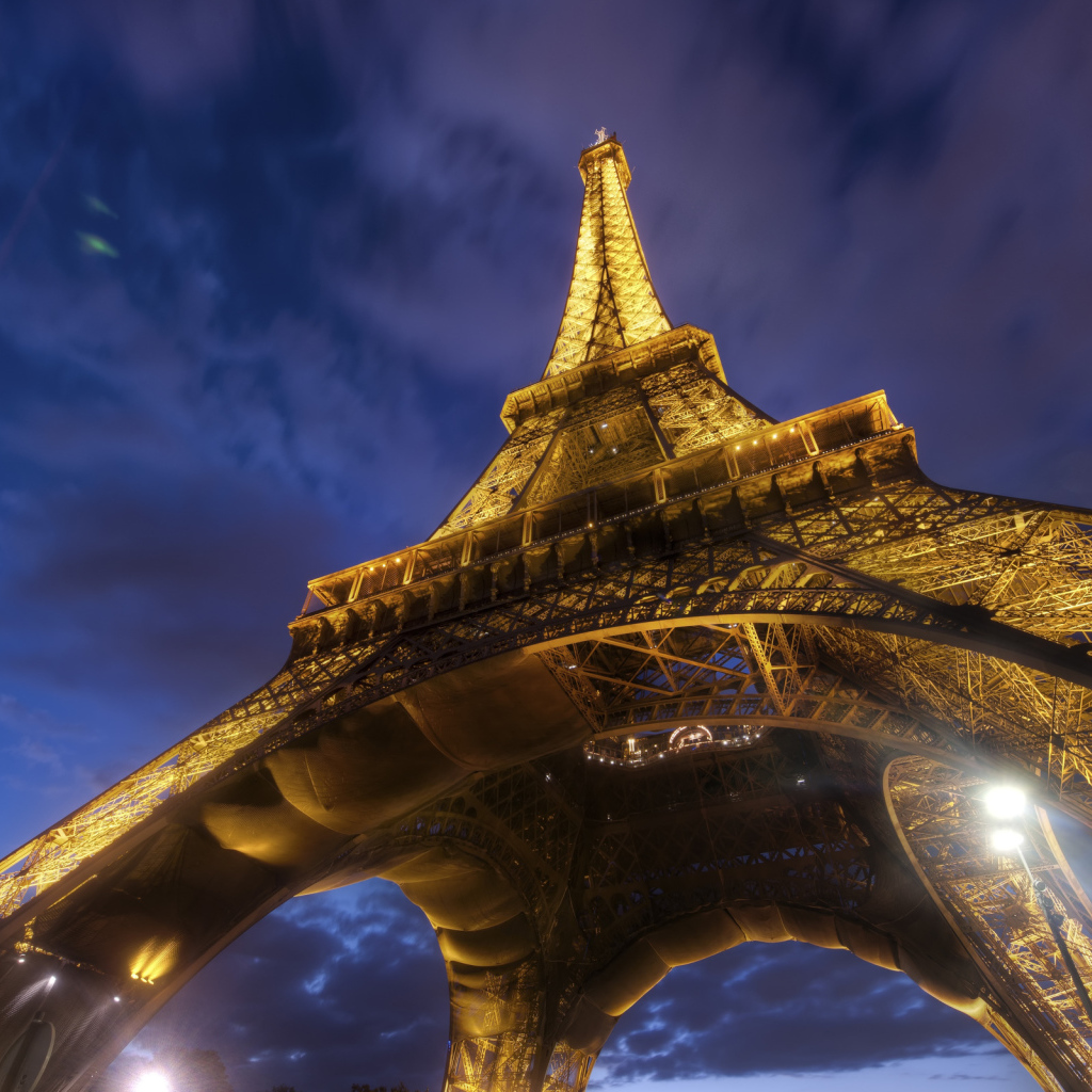 Под Эйфелевой башней