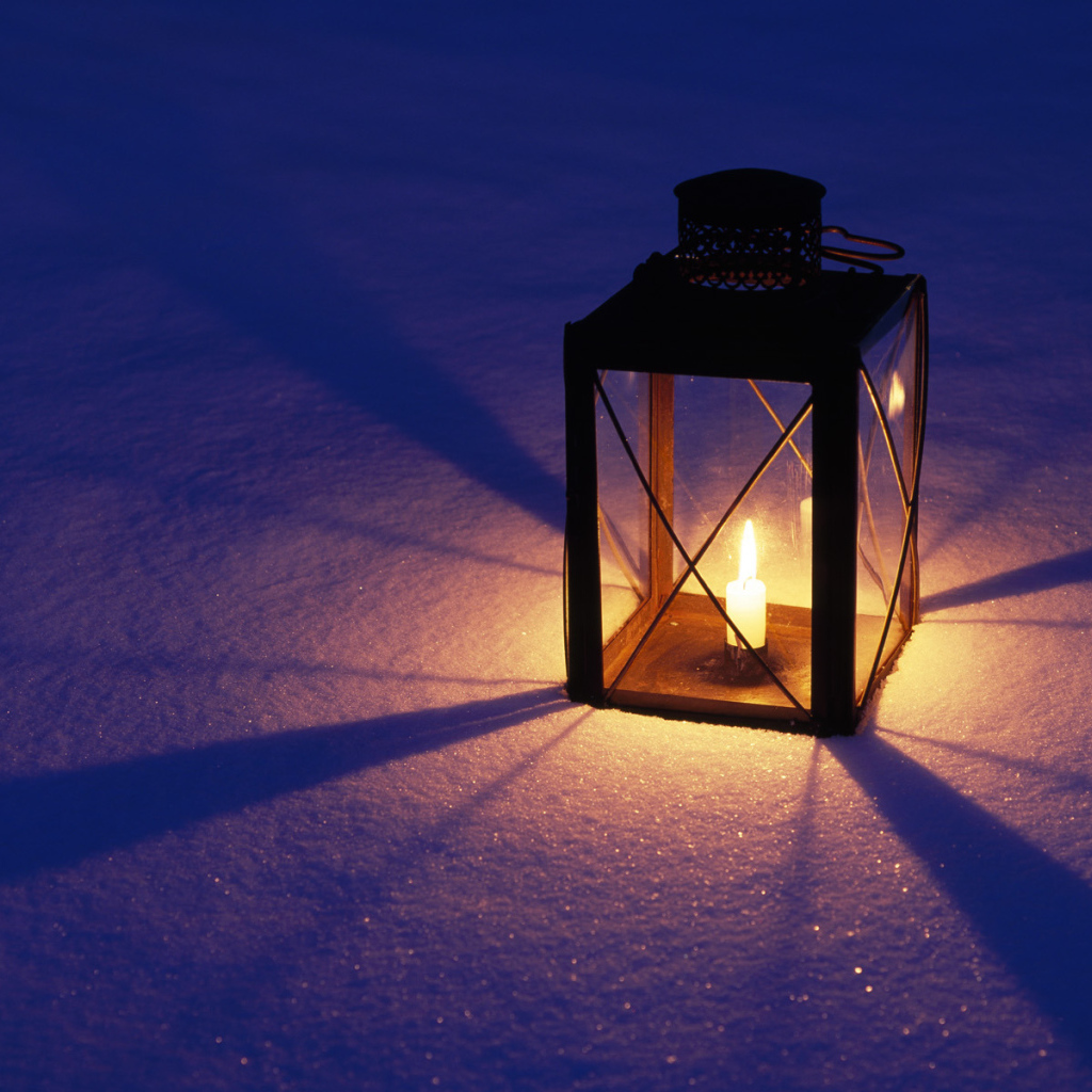 Фонарь на снегу