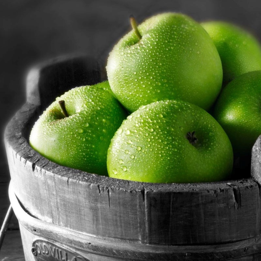 Ведерко с яблоком