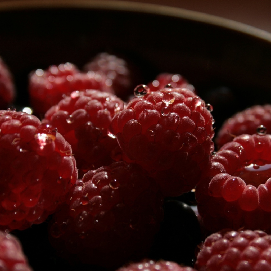 Малина в тарелке