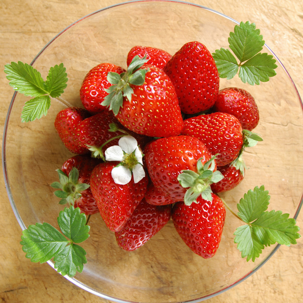 Клубничка на тарелке