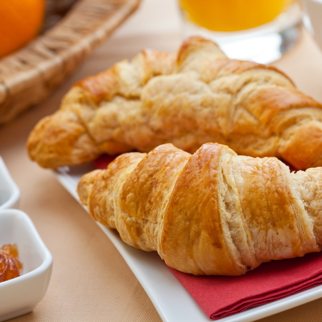 Свежие круассаны и джем