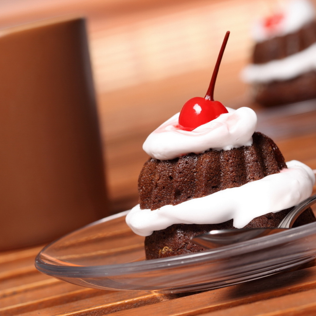 Пирожное с вишней