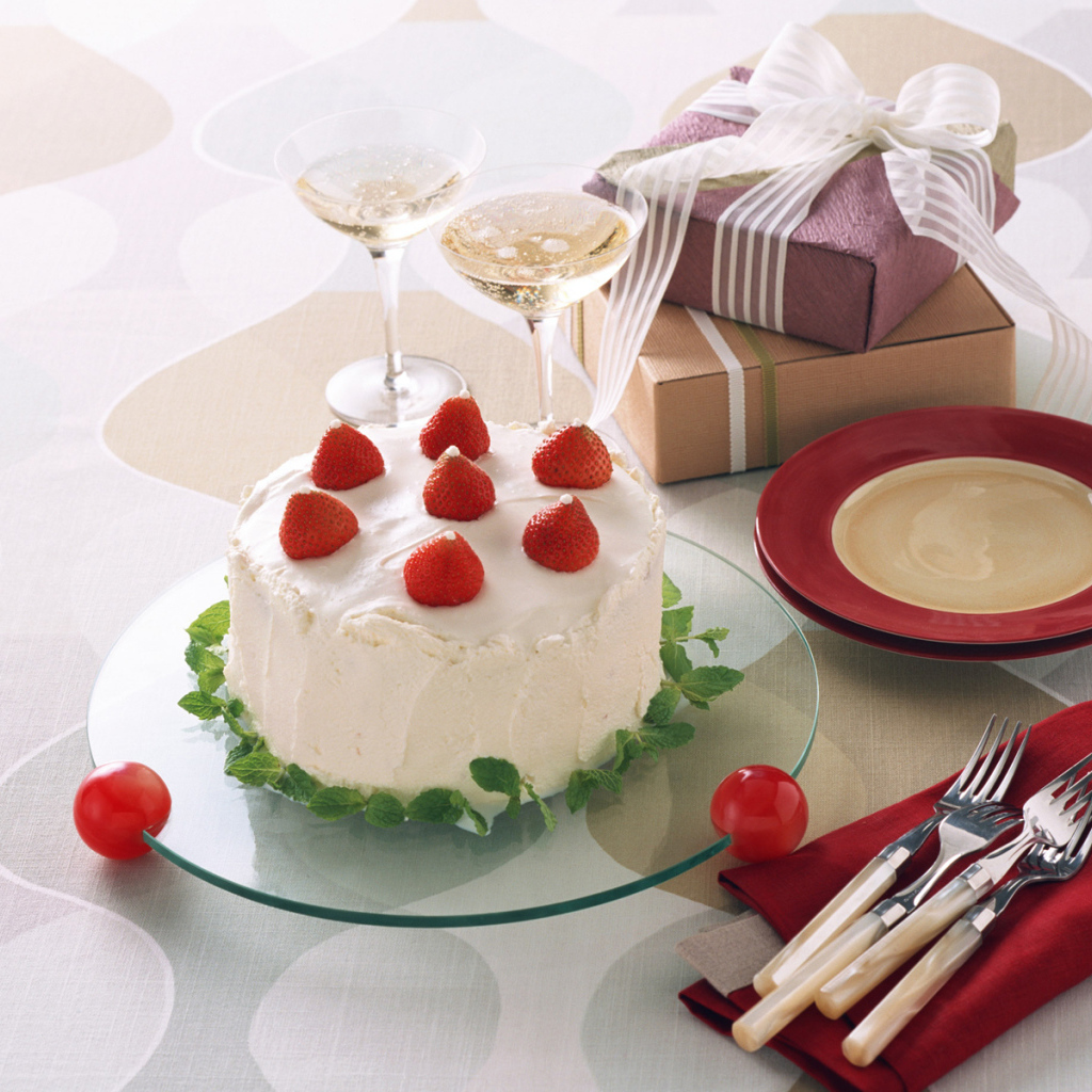 Торт с клубникой