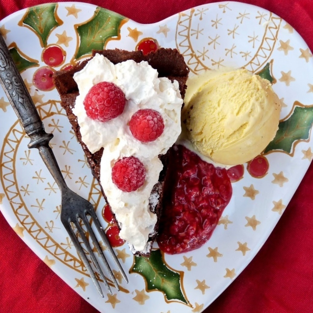 Мороженое с малиной