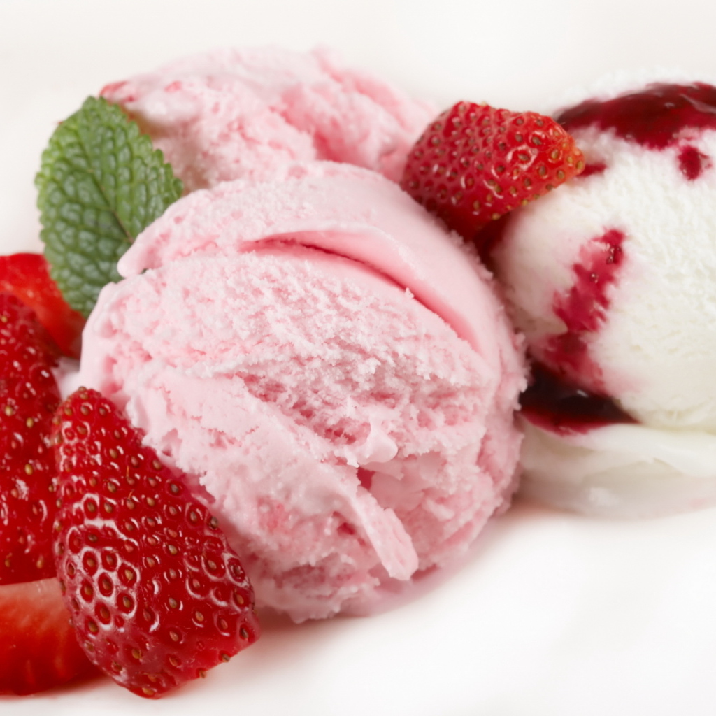 Мороженое с клубникой