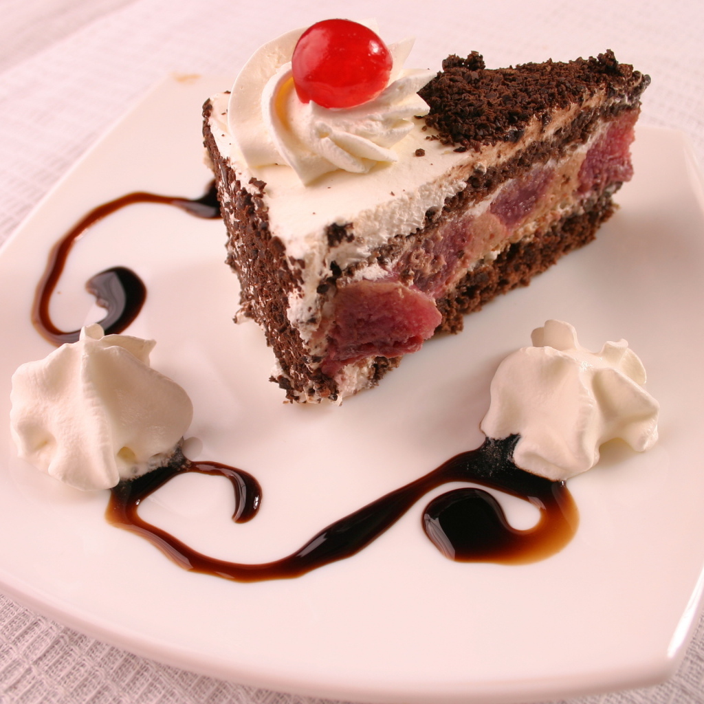 Кусок торта с вишенкой