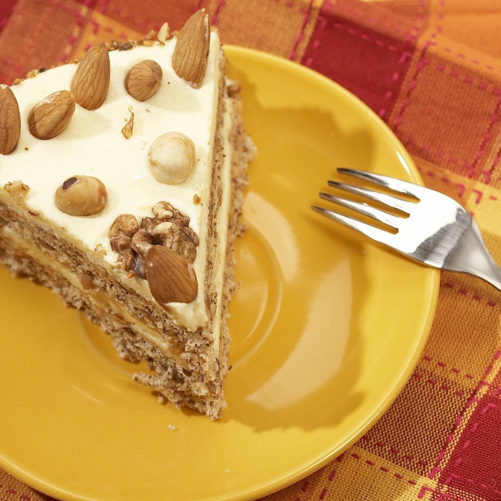 Кусочек тортика с орехами
