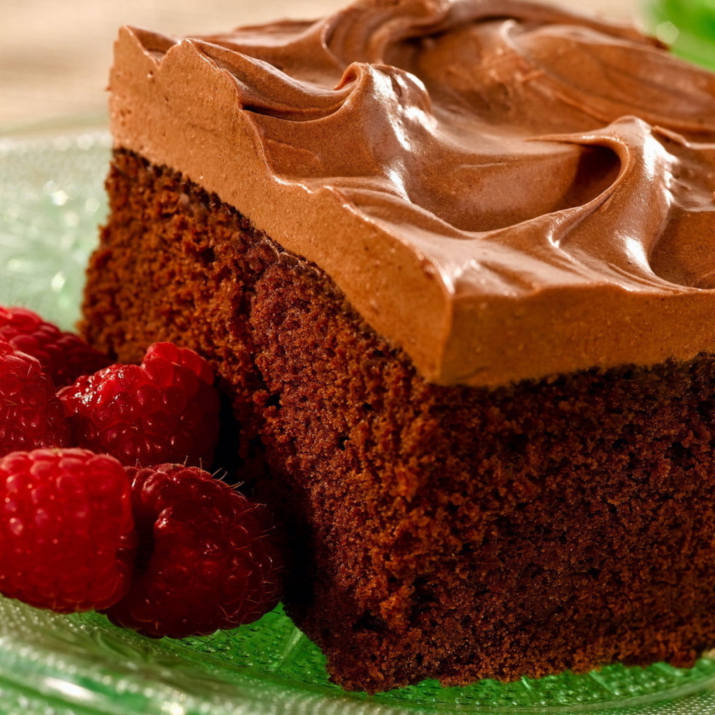 Бисквитный торт с малиной