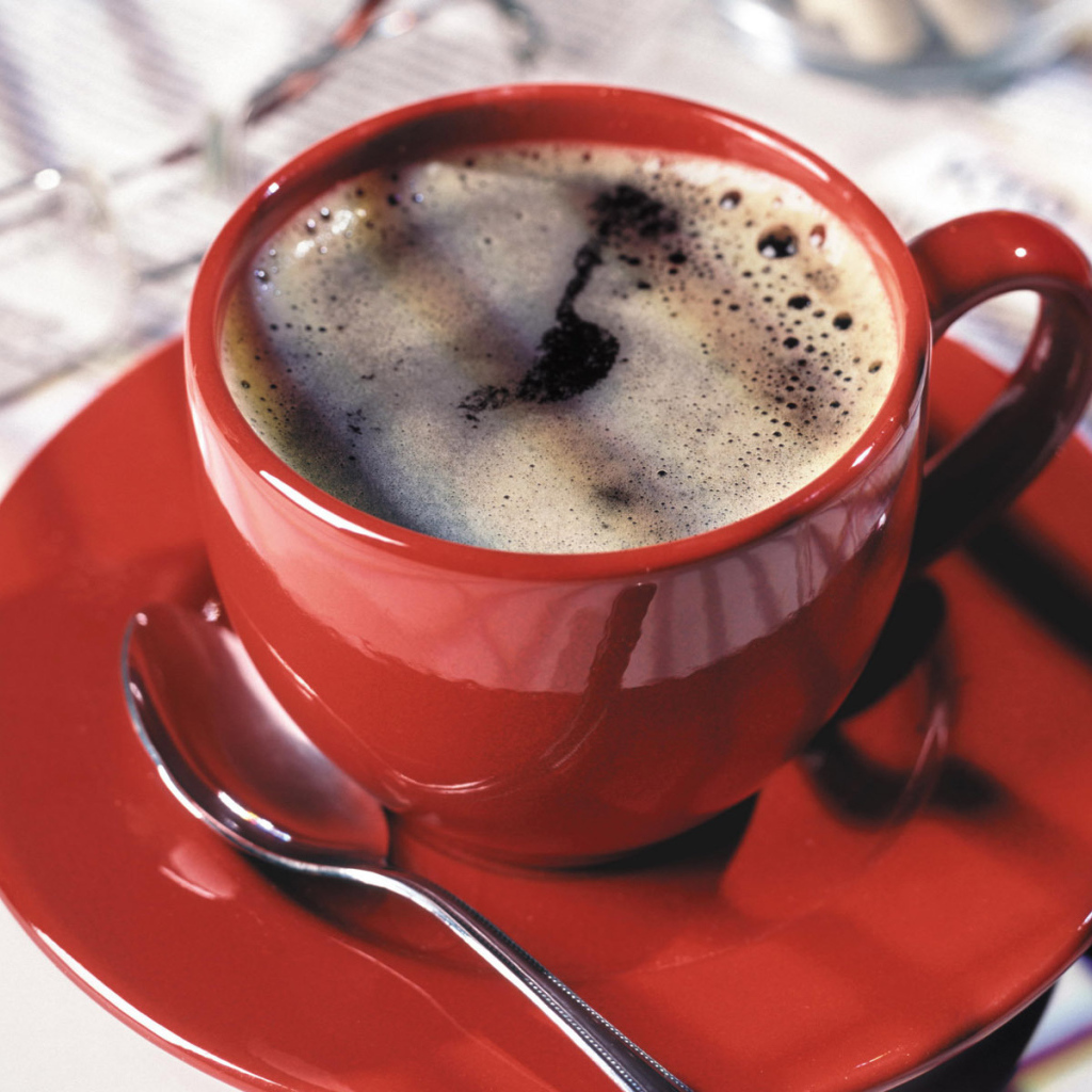 Кофе в красной чашке