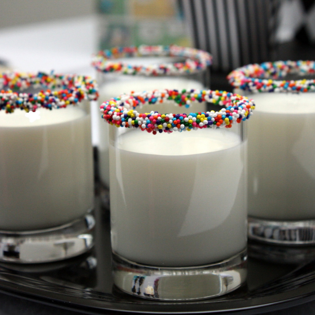 Молоко в стаканах