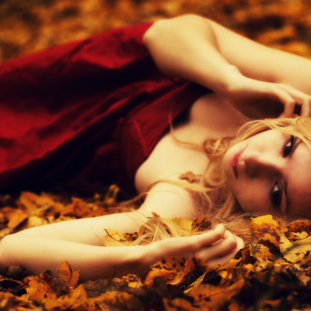 Блондинка на листве