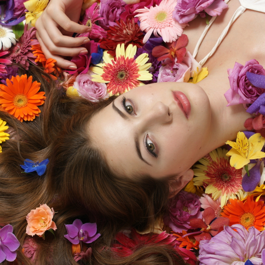 Девушка среди цветов