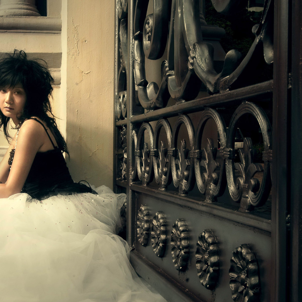 Девушка у ворот