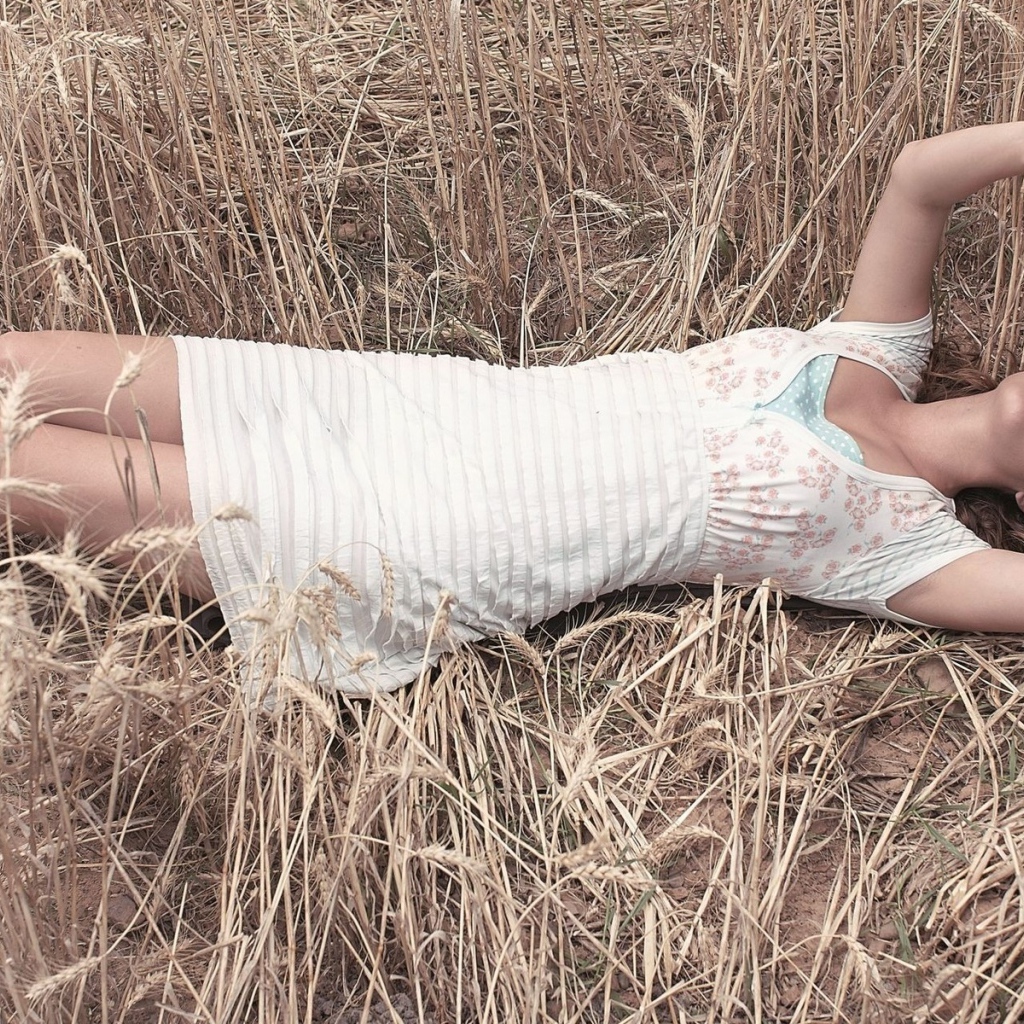 Девушка в поле