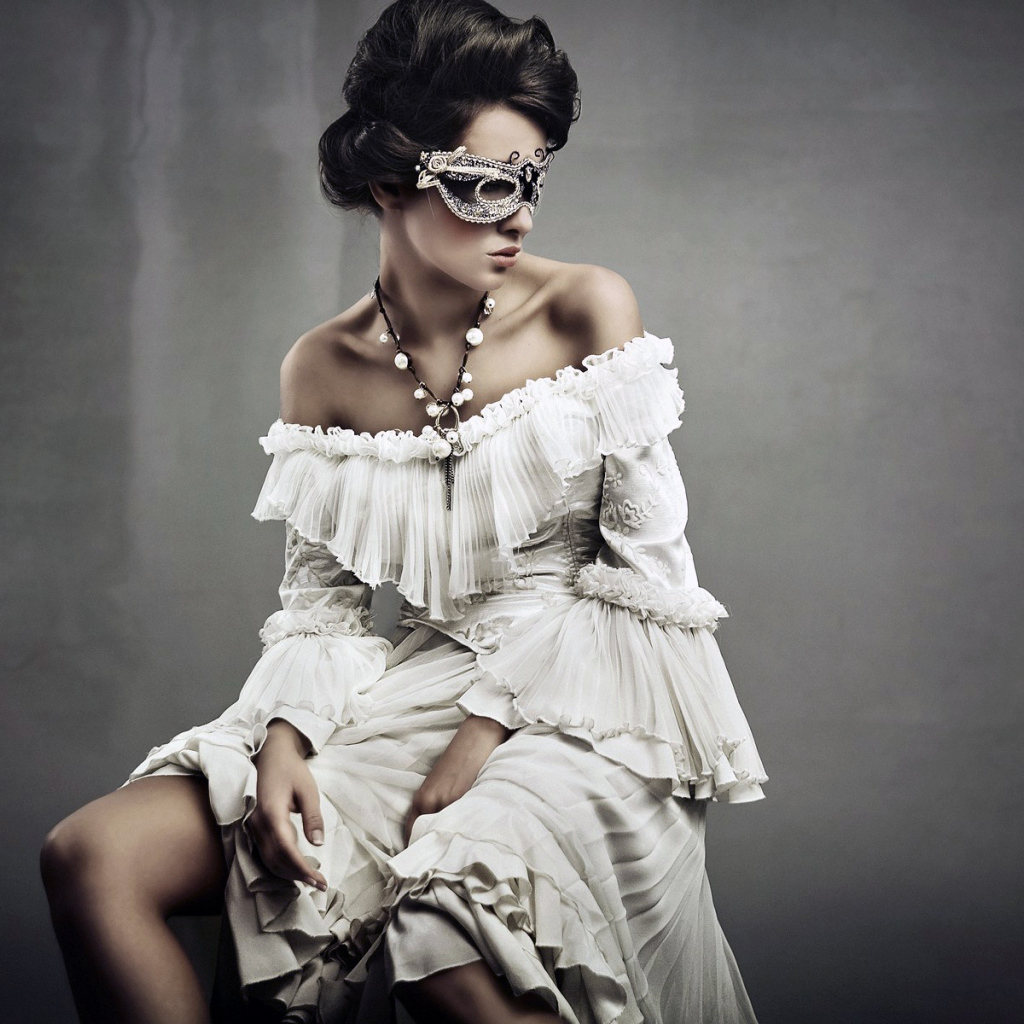 Девушка в маске