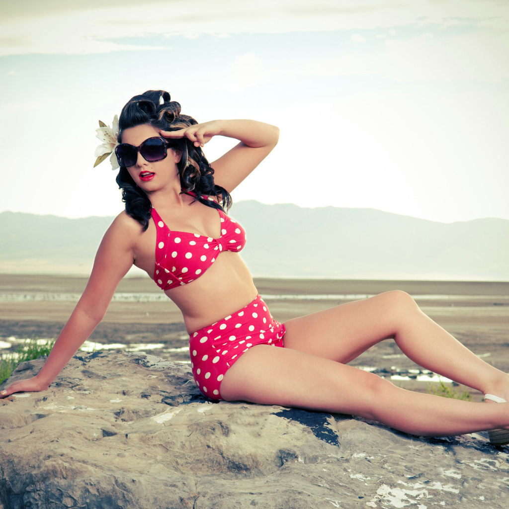 Девушка на камне