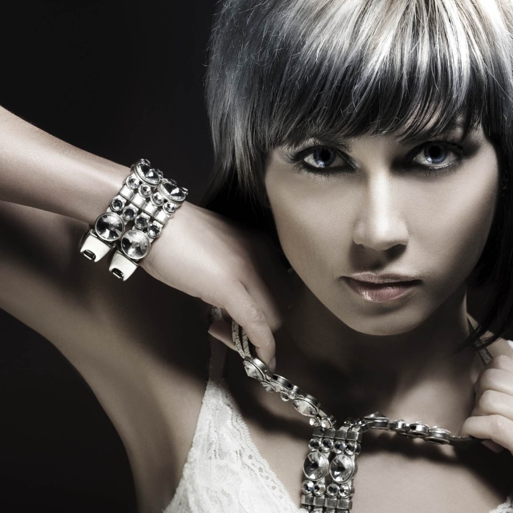 Девушка с украшениями