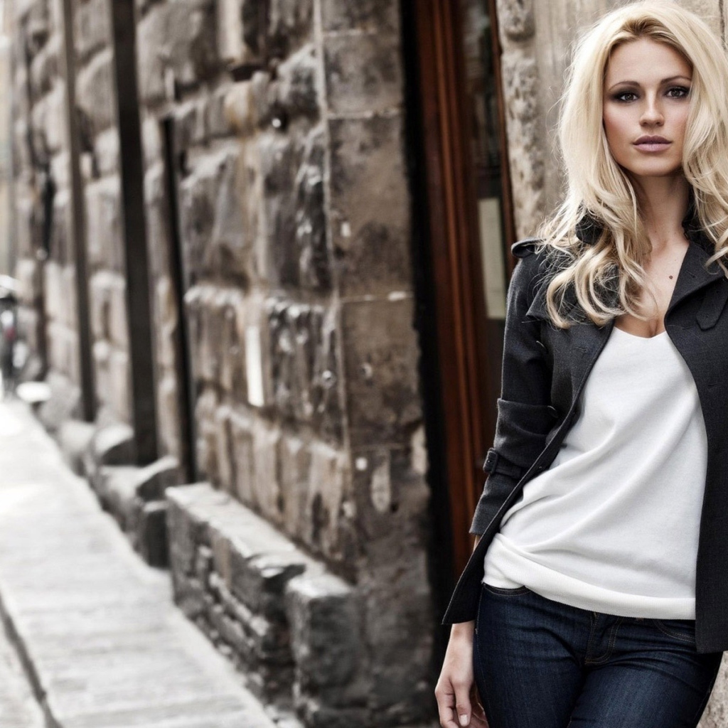 Блондинка в городе